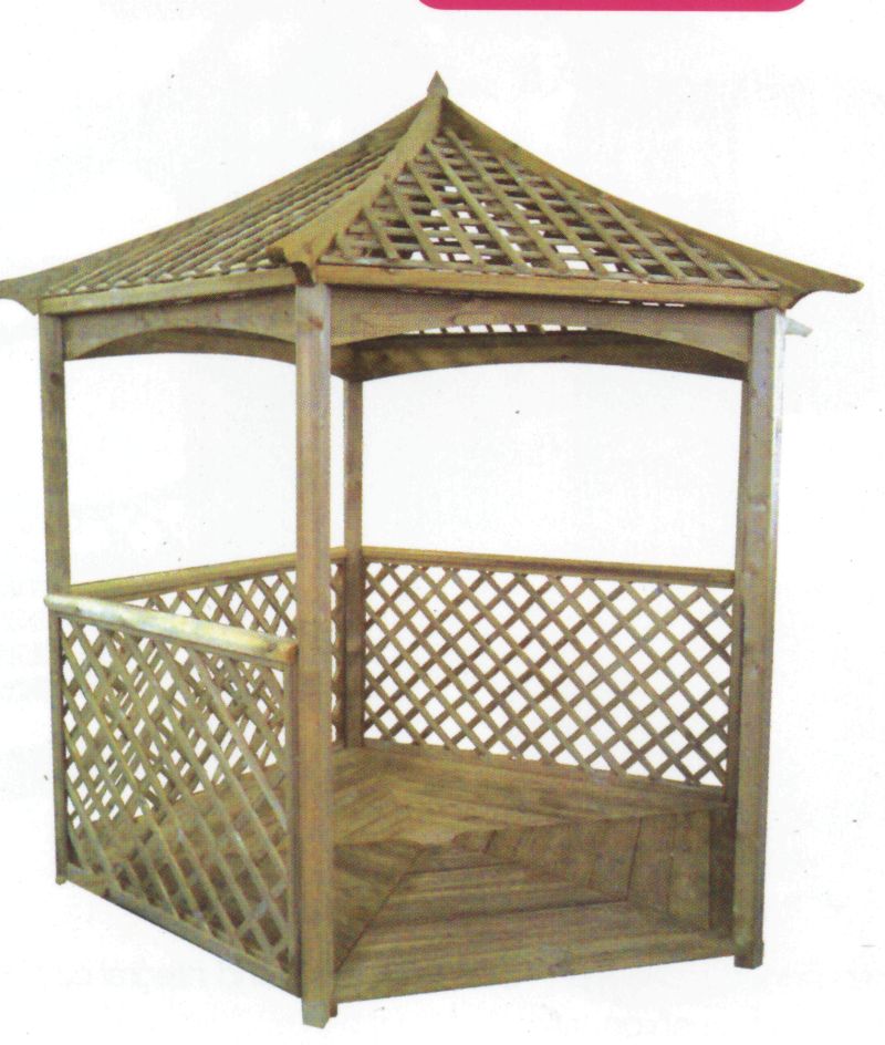 Drewniany domek narzędziowy z ażurowymi ściankami i schodkowym wejściem, zwieńczony piramidalnym dachem z kratownicą, prezentowany na białym tle.